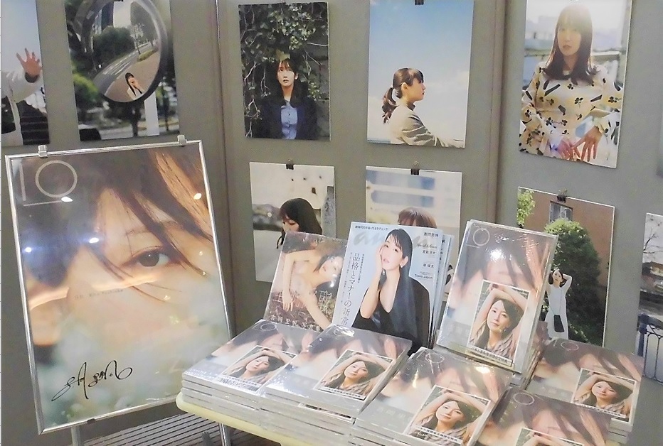 吉岡里帆パネル展開催中!